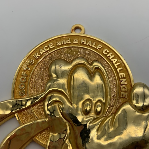 Disney Goofy's Race and a Half Challenge 2009 Gold Tone Collectible Goofy Medal - Picture 5 of 14